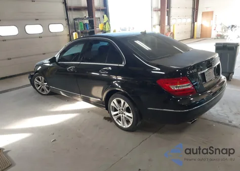 2013 Mercedes-Benz C 300 Luxury 4Matic z USA, uszkodzony, nr VIN WDDGF8ABXDR268413